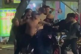 TP.HCM: Bắt nhóm thanh niên cầm dao đánh nhau do mâu thuẫn mời bia tất niên