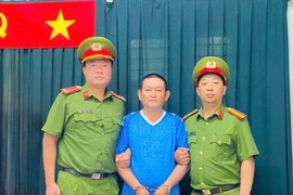 Người phụ nữ bị cướp giật đeo lắc tay khi chạy xe điện trên phố