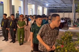 Video Công an TP.HCM ập vào quán bar Revo, bắt nhiều người liên quan ma túy