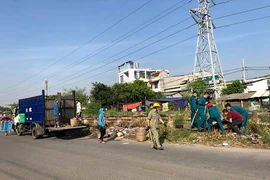 Ra quân dọn dẹp trên đường song hành Phạm Văn Đồng