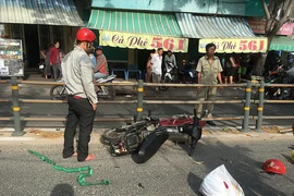 2 thanh niên tông gãy dải phân cách trên đường Hoàng Sa