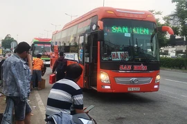 Đi xe về quê ăn tết: Nằm yên, không ngồi, không gọi điện thoại