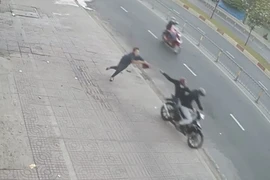 Đợi xe trên vỉa hè, 1 phụ nữ bị cướp giật túi ngã choáng váng