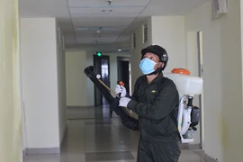 ĐH Quốc gia TP.HCM phun hàng trăm lít thuốc khử trùng KTX