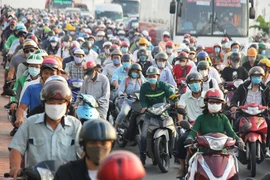 Dân đổ về TP.HCM sau lễ, khu vực Bến xe Miền Đông kẹt cứng
