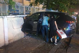 Bình Thạnh: Ô tô đâm thủng tường rào trường tiểu học