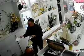 Giả bán sim rồi vào cửa hàng trộm điện thoại