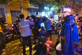 Hàng ngàn xe chết máy do ngập, giữa đêm vẫn chưa thể về nhà