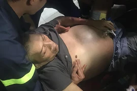 Lực lượng cứu nạn mang xe chữa cháy 'giải cứu' người ở tầng 3