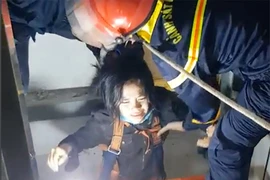 Cứu một phụ nữ mắc kẹt trong giếng thang máy
