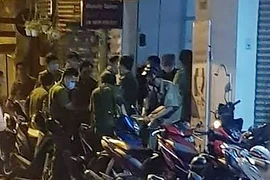 Công an khám nghiệm hiện trường vụ án tối 24-12. Ảnh: Đ.C