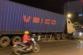 Xe container cày nát hơn 20 m dải phân cách ở Thủ Đức