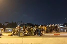 Cả đêm lặn kiếm thanh niên nhảy cầu... rồi bơi vào bờ