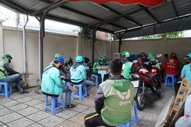 Quận Bình Thạnh lập biên bản 16 tài xế công nghệ tụ tập nói chuyện