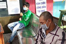 Thành viên chốt phong toả COVID-19 ở quận 8 chặn bắt 2 kẻ cướp giật