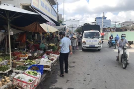 Thực hiện Chỉ thị 10: Nỗ lực tạm ngừng chợ tự phát ở quận Bình Thạnh
