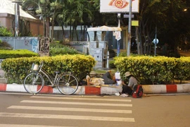Chùm ảnh: TP.HCM đêm đầu tiên hạn chế người dân ra đường sau 18 giờ