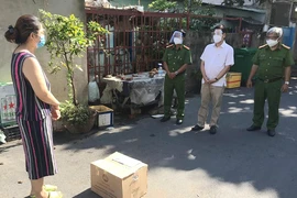 Quận Bình Thạnh thăm gia đình bảo vệ dân phố tử vong do mắc COVID-19 