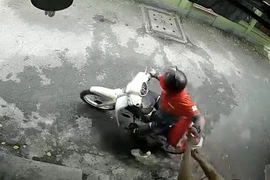 Đứng trong nhà ở Phú Nhuận bị kẻ mặc áo xe ôm công nghệ giật điện thoại