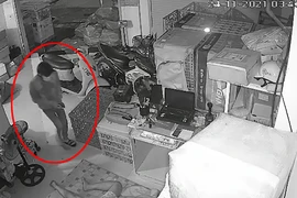 Vào kho công ty giao hàng ở quận 6 trộm ba chiếc điện thoại