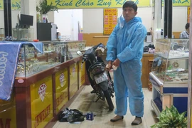 Kẻ cướp tiệm vàng dùng dao uy hiếp cháu bé 7 tuổi ở Bình Thạnh