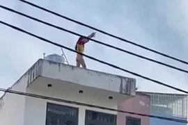 Cô gái không mặc quần la hét trên mái nhà, đòi nhảy lầu ở Bình Thạnh