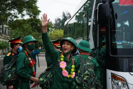 Hàng chục ngàn thanh niên cả nước hồ hởi lên đường nhập ngũ