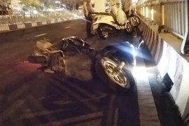 Xe máy va vào lan can cầu vượt Hàng Xanh, 1 người trọng thương 