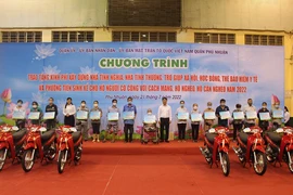 Phú Nhuận trao 2,1 tỉ đồng hỗ trợ sinh kế và trợ cấp cho người khó khăn 
