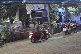 Bắt 1 thanh niên nghiện ma túy giật điện thoại trong quán cà phê 