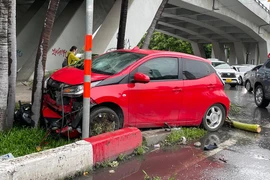Ô tô cuốn xe máy vào gầm, lao lên vệ đường cầu vượt Nguyễn Hữu Cảnh