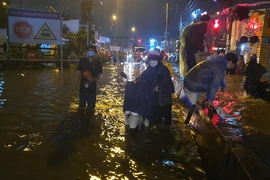 Mưa lớn ở TP.HCM, đường ngập nửa mét, hàng trăm người vật vã trong mưa 