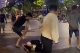 Truy xét nhóm thanh niên đánh hội đồng 2 người ở phố đi bộ Nguyễn Huệ