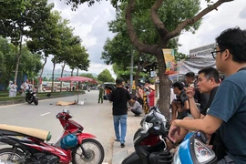 Bình Thạnh: Đang đi bộ sang đường thì bị xe phân khối lớn tông tử vong