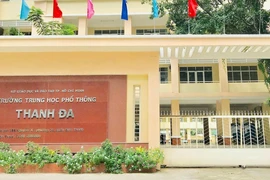 3 nam sinh ngất xỉu khi sử dụng thuốc lá điện tử 