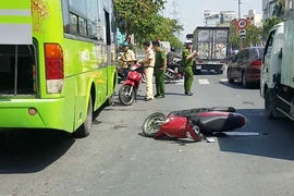 Công an Bình Thạnh tìm người chứng kiến vụ tai nạn giữa xe khách và xe máy