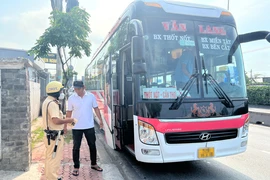 CSGT Bình Triệu kiểm tra nhiều xe khách trên Quốc lộ 1A