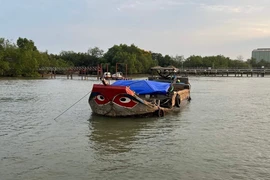Cảnh sát đường thủy TP.HCM nhiều giờ truy bắt nhóm trộm cát trên sông Đồng Nai 