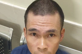 Trốn trong nhà vệ sinh nhà hàng, trói bảo vệ để trộm tài sản