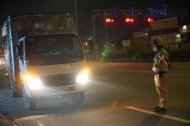 Tài xế chở quá tải: ‘Chủ xe kêu sao thì chở vậy’ 