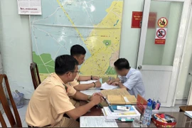 CSGT TP.HCM phạt tài xế chạy ô tô trên vỉa hè theo tin báo qua Zalo 