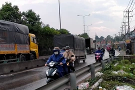 Nhiều xe máy chạy ngược chiều thành đoàn trên quốc lộ 1A, bất chấp nguy hiểm