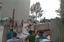 Lực lượng chức năng đang tìm kiếm các nạn nhân trong căn nhà bị sập ở Bình Thạnh
