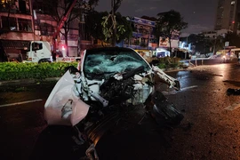 Chiếc ô tô vỡ nát phần đầu, đôi nam nữ ngồi trong xe chấn thương nặng, mắc kẹt bên trong.