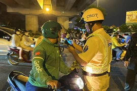 Bị CSGT Hàng Xanh phát hiện có nồng độ cồn, người vi phạm nói ‘đô 10 lon dễ gì say’