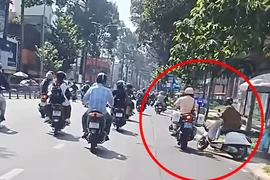 TP.HCM: Xác minh đoạn clip CSGT đạp ngã người dân xuống đường