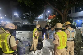 Kịch tính truy bắt vận chuyển thuốc lá lậu ở TP.HCM