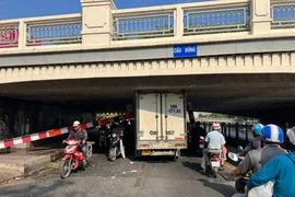 Tông gãy thanh giới hạn chiều cao, xe tải lại kẹt dưới gầm Cầu Bông