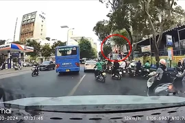 Camera ghi cảnh xe buýt lấn làn ở trung tâm TP.HCM