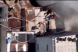 TP.HCM: Một căn nhà cháy dữ dội giữa trưa 